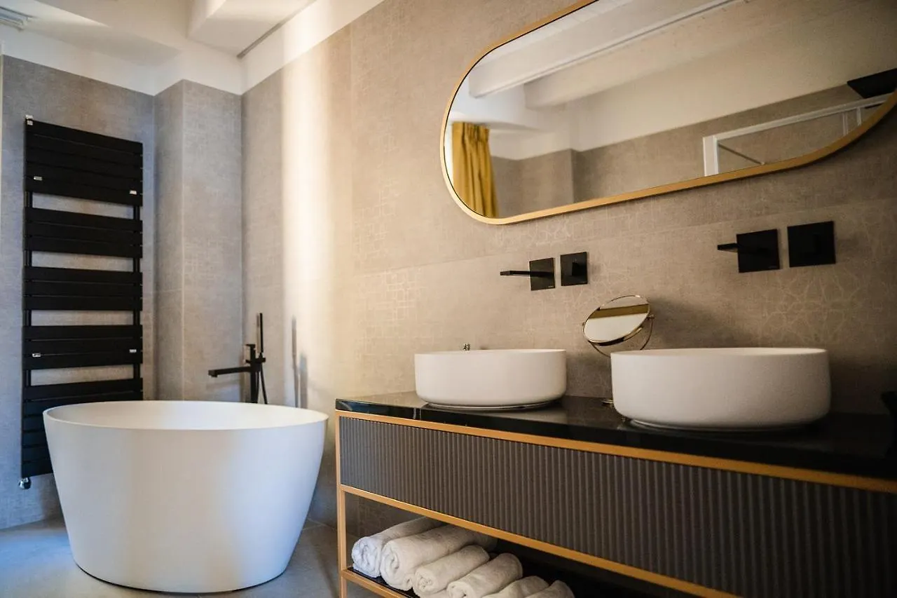 Luxury Suites Rocopom - Lake Front Malgrate Hotel