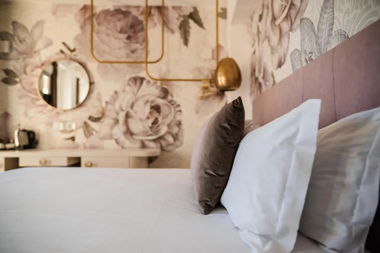 Luxury Suites Rocopom - Lake Front Malgrate Hotel
