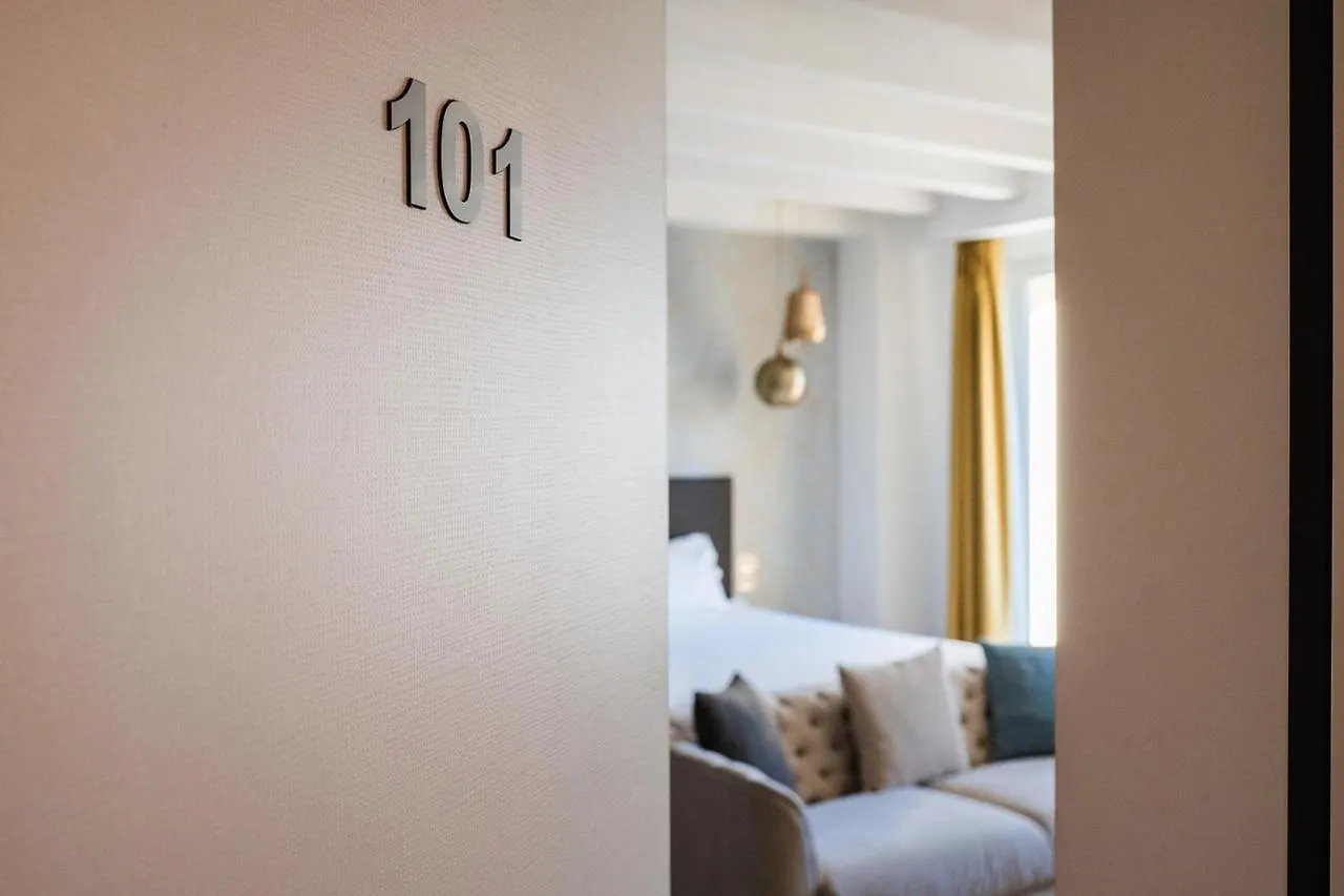 Luxury Suites Rocopom - Lake Front Malgrate 0*,  Italy