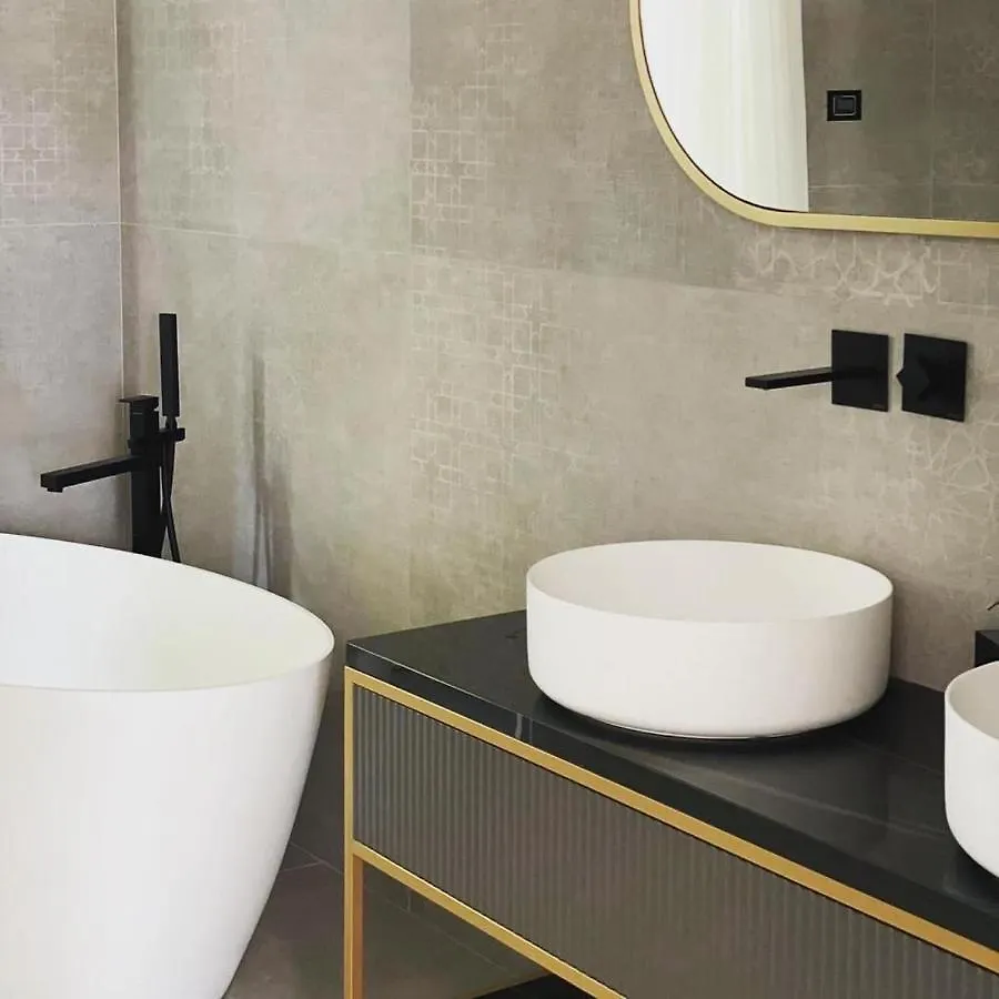 Luxury Suites Rocopom - Lake Front Malgrate 0*,  Italia