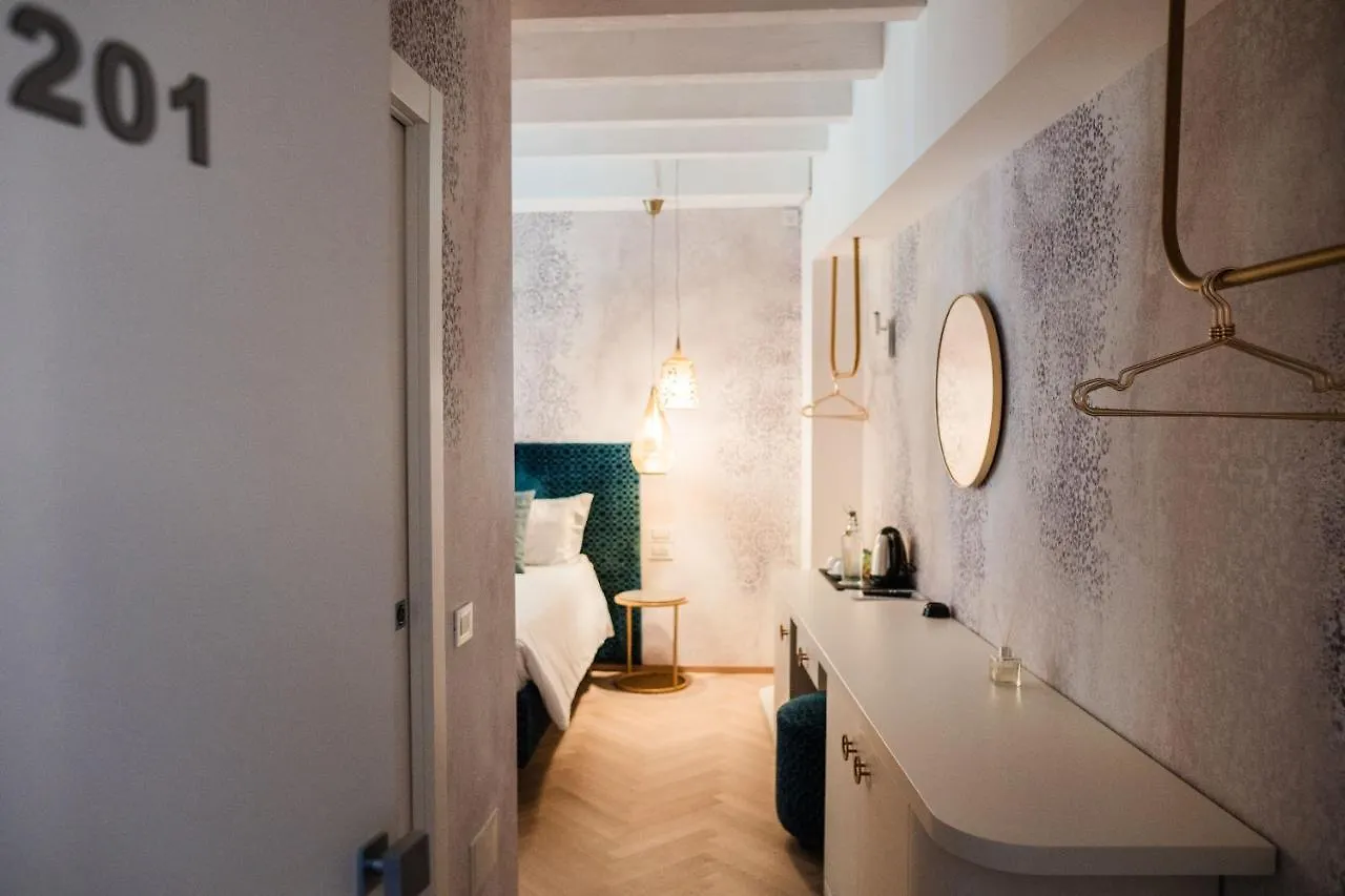 Luxury Suites Rocopom - Lake Front Malgrate Hotel